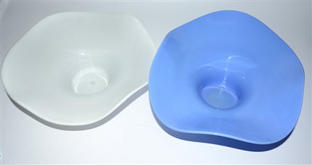 Lotto composto da due centrotavola a bordo sagomato in vetro opacizzato nei...