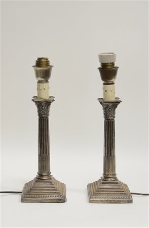 Coppia di candelieri a colonna in lamina d'argento con punzoni inglesi. (h...