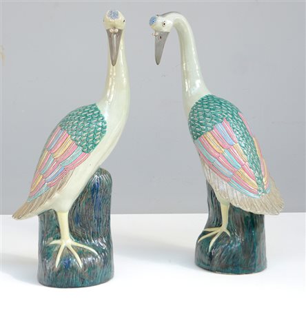 Coppia di aironi in porcellana decorati a smalti policromiCina, secolo XX(h....