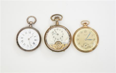 Lotto composto da tre orologi da tasca di diverse epoche e materiali...