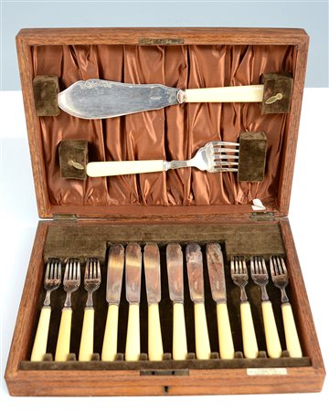 Servizio da pesce composto da sei forchette, sei coltelli e due posate da...