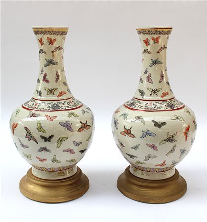 Coppia di vasi in porcellana decorati con il motivo delle cento...