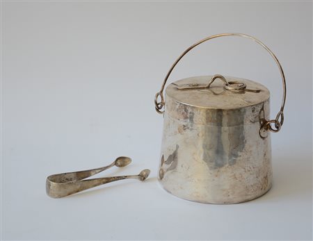 Secchiello porta ghiaccio in argento di forma circolare. Unito a una pinza...