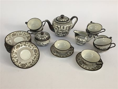 Manifattura tedesca, servizio da tè in porcellana con decori floreali...