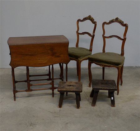 Lotto composto da un tavolino ad alette, due sedie con schienali a giorno e...
