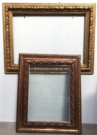 Lotto di due cornici in legno intagliato a motivi fogliacei (luci cm 97x67 e...