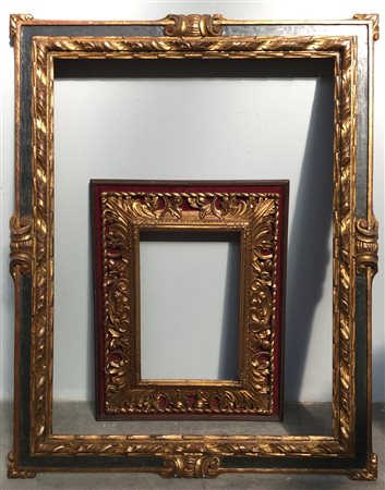 Lotto di due cornici in legno intagliato a motivi fogliacei, una montata su...