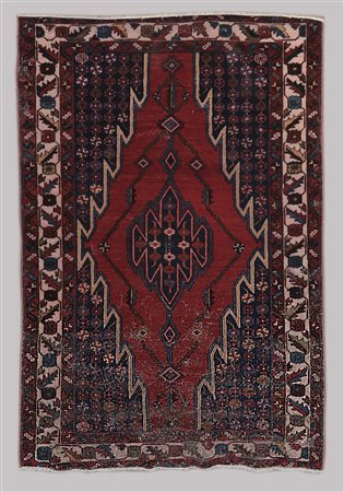 Tappeto Mazlagan, Persia secolo XX. Disegno a medaglione con puntali su fondo...