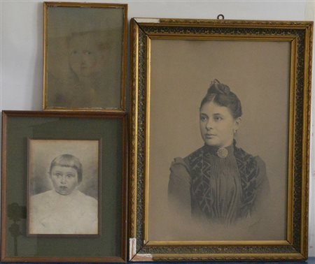 Lotto di tre disegni a matita raffiguranti un ritratto di signora e due...