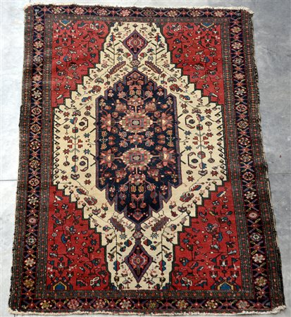 Tappeto Mazlaghan, Persia inizio secolo XX. Decoro con medaglione blu su...