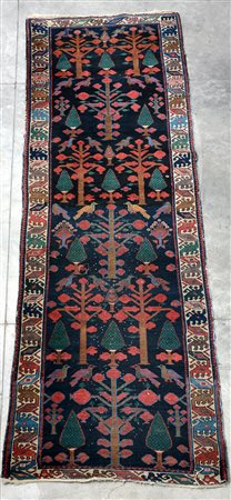 Tappeto passatoia Serabend, Persia inizio secolo XX. Decoro con cipressi e...