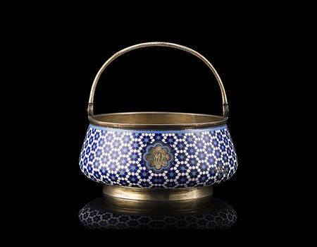 Ciotola con ansa in argento dorato con corpo decorato in smalto a fiori...