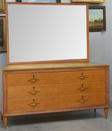 Comò con alzata a specchio impiallacciata in radica di legno chiaro con...