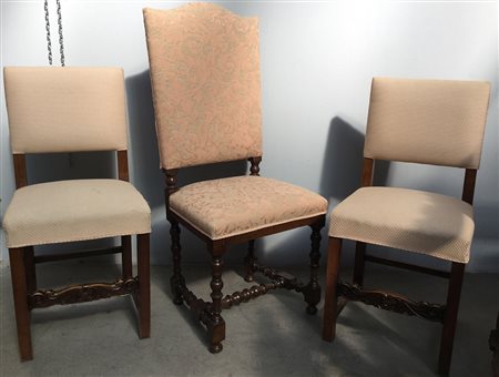 Lotto composto da una sedia in stile secentesco e una coppia di sedie con...