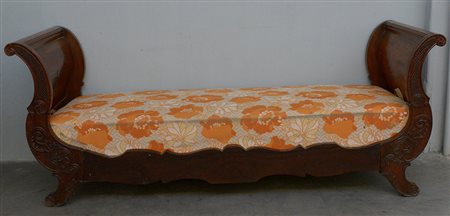 Divanetto in noce con maontati sagomati ed intagliati a motivi vegetali,...