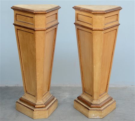 Coppia di basi di forma triangolare in legno laccato e dorato (h. cm 94)...