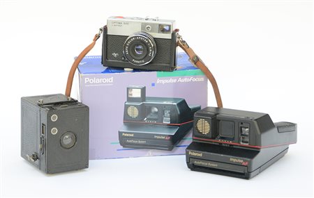 Lotto composto da tre macchine fotografiche diverse, tra cui un'agfa e una...