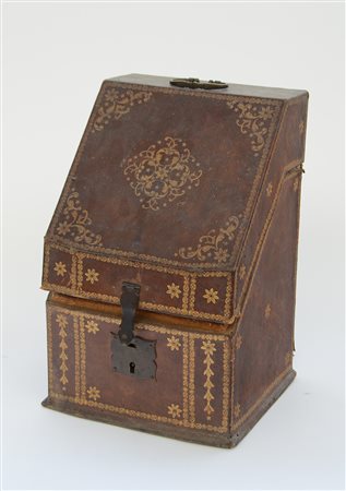 Servizio di posate in alpacca per dodici commensali contenute in custodia in...