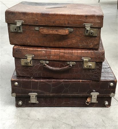 Lotto di tre valigie in cocco stampato, color cuoio di diverse dimensioni...