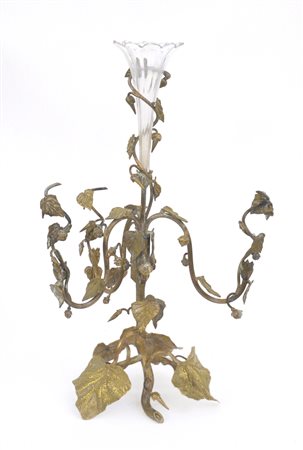 Candeliere centrotavola a tre braccia e fusto centrale reggivaso in metallo...