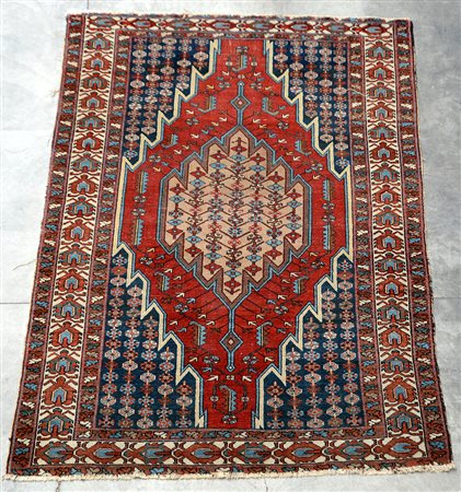 Tappeto Mazlaghan, Persia inizio secolo XX. Decoro con medaglione color...