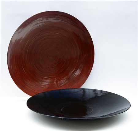 Coppia di grandi piatti laccati in rosso e nero (d. cm 65) (lievi...