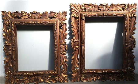 Lotto di due cornici in legno intagliato a decoro fogliaceo (luci cm 58x44 e...