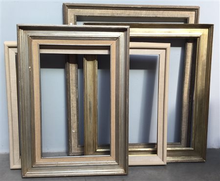 Gruppo di quattro cornici di fattura e dimensioni differenti (difetti)