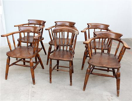 Gruppo di cinque poltroncine in stile Windsor unite a una sedia (difetti)