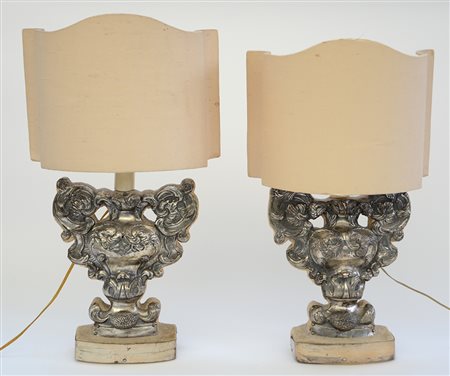 Coppia di lampade a una luce con sostegno a forma di vaso in lamina di rame...