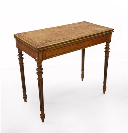 Tavolino da lavoro con piano a libro lastronato e filettato, gambe tornite e...