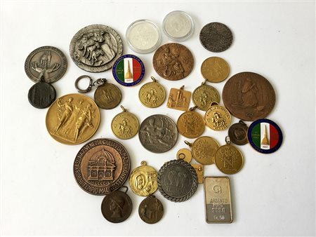 Lotto di numerose medaglie commemorative, misure e materiali differenti...