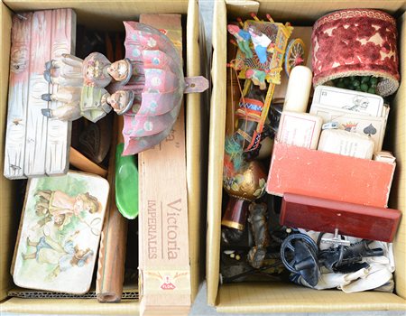 Lotto composto da numerosi piccoli oggetti diversi in legno ed altri...