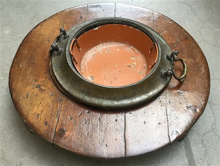 Fioriera composta da una struttura circolare in legno centrata da un antico...