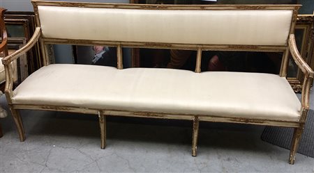 Divano a tre posti in legno laccato con profili e fregi dorati. Schienale...