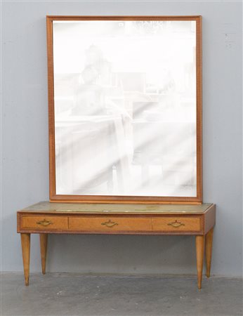 Toilette con specchiera impiallacciata in radica di legno chiaro con bordure...