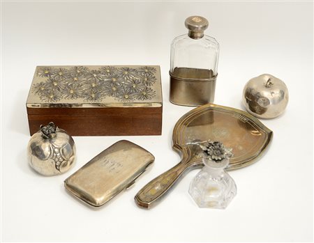 Lotto composto da uno specchio a mano, una bottiglietta per liquore, un porta...