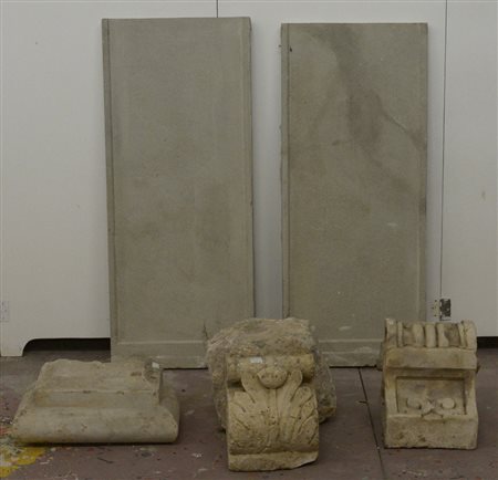 Lotto composto da due fregi, una parte di base e due pannelli in marmo,...