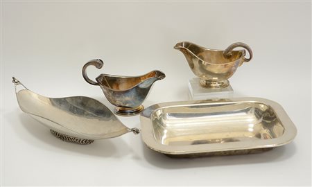Lotto composto da un vassoietto, un centrotavola e due salsiere in argento di...