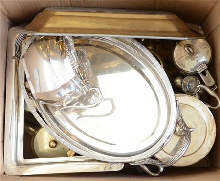 Cartone contenente numerosi oggetti per la tavola in metallo argentato (difetti)