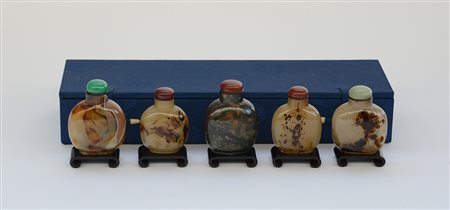 Gruppo di cinque snuff-bottle in quarzo microcristallino, coperchi in pietra...