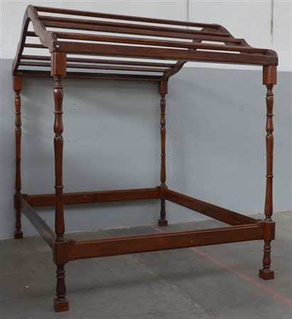 Letto con struttura in legno e montanti torniti (difetti)