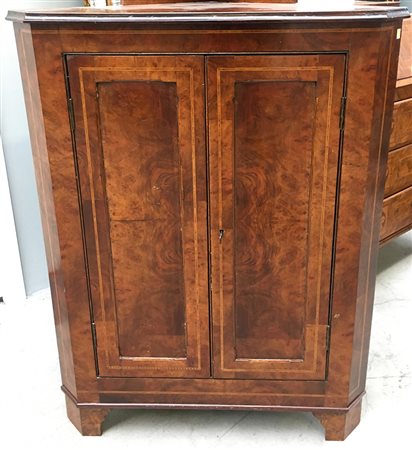 Angoliera a due ante lastronata e filettata in olmo. Piedi a mensola (cm...