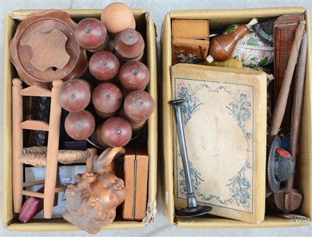 Lotto composto da numerosi piccoli oggetti diversi in legno ed altri...