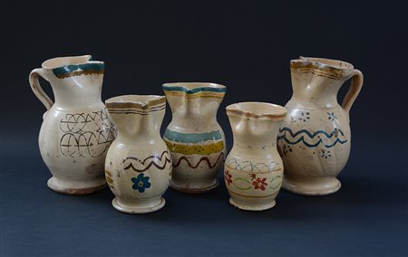 Manifattura Grottaglie, inizio sec. XIX. Cartone contenente cinque brocche in...