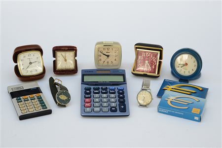 Lotto composto da cinque sveglie, tre calcolatrici e due orologi, marcati uno...