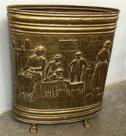 Portaombrelli ovale in metallo sbalzato con scene di genere (l cm 46, h cm...