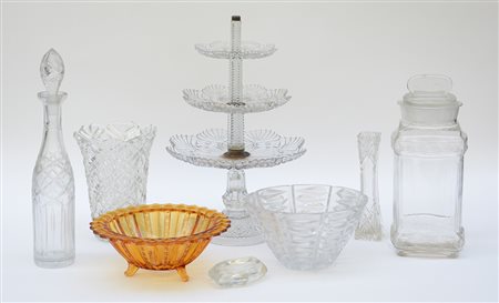 Lotto composto da una ciotol, un centrotavola, un'alzatina portafrutta, due...