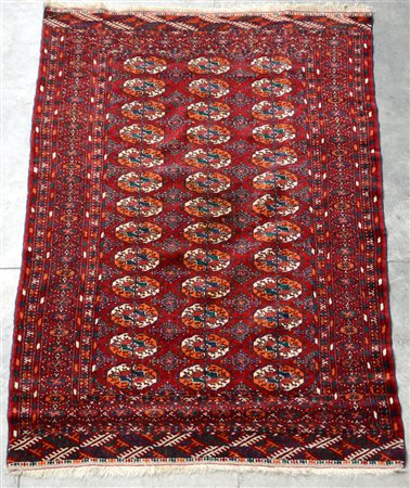 Tappeto Boukhara, Turkestan occidentale, secolo XX. Decoro con tre file di...