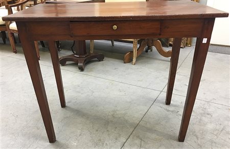 Tavolo in legno ad un cassetto sottopiano e gambe rastremate (cm 102x80x55)...